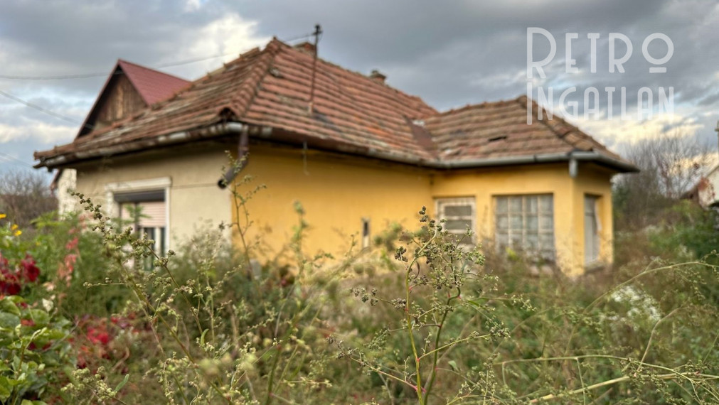 MAĎARSKO - SZIKSZÓ 2 IZBOVÝ JEDNODUCHÝ DOM S POZEMKOM 600 M2.