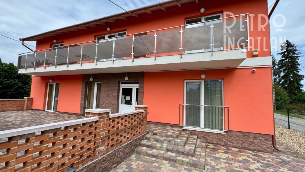 MAĎARSKO - MEZŐKÖVESD  PENZIÓN S 11 APARTMÁNMI, TERASA, ALTÁNOK, DETSKÉ IHRISKO, PARKING.