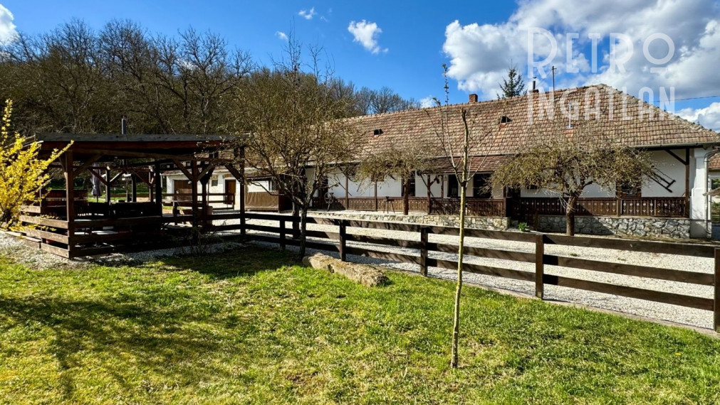 MAĎARSKO - MESZES PEKNÝ 4 IZBOVÝ GAZDOVSKÝ DOM, PO REKONŠTRUKCII - VEĽKÝ POZEMOK 2.425 M2