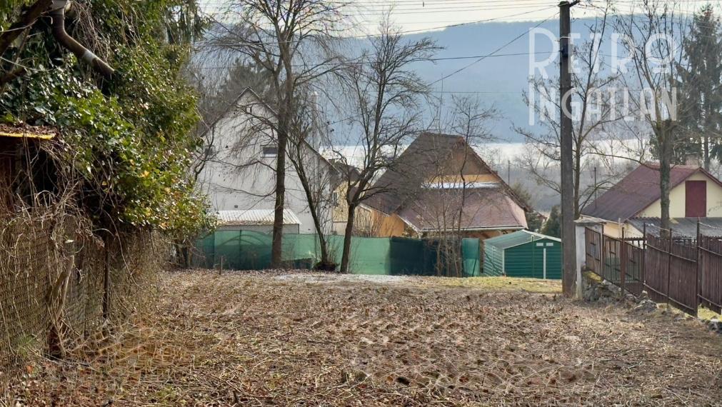 MAĎARSKO - JAZERO RAKACA  STAVEBNÝ POZEMOK 227 M2 - IS NA HRANICI POZEMKU.