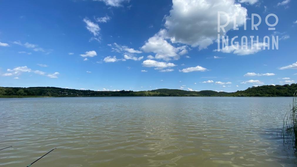 MAĎARSKO - JAZERO RAKACA  STAVEBNÝ POZEMOK 227 M2 - IS NA HRANICI POZEMKU.