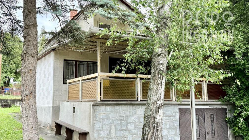 MAĎARSKO - JAZERO RAKACA - POSCHODOVÁ 5 IZBOVÁ CHATA, TERASA, BAZÉN, GARÁŽ.