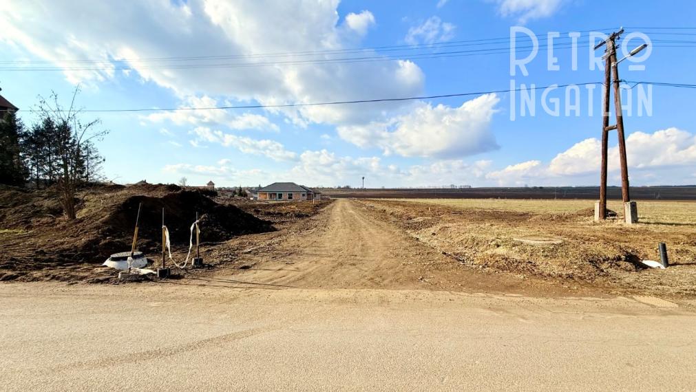 MAĎARSKO - ENCS STAVEBNÝ POZEMOK  1.000 M2, VŠETKY IS.