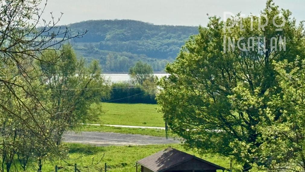 NOVÁ CENA - MAĎARSKO - JAZERO RAKACA - POSCHODOVÁ 3 IZBOVÁ CHATA, KUCHYŇA, PRI JAZERE S TERASOU.