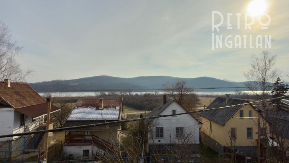 MAĎARSKO - JAZERO RAKACA - POSCHODOVÁ 3 IZBOVÁ CHATA PRI JAZERE S TERASOU.