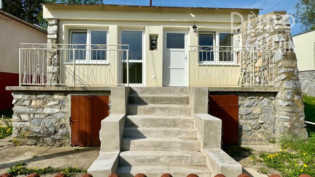 NOVÁ CENA - MAĎARSKO - JAZERO RAKACA - MUROVANÁ CHATA - PRI JAZERE S TERASOU.