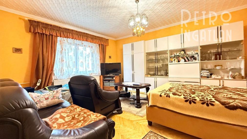 MAĎARSKO - ENCS - 3 IZBOVÝ RODINNÝ DOM S TERASOU, DVOJGARÁŽ, VÝBORNÝ STAV, S PEKNOU UDRŽIAVANOU ZÁHRADOU.