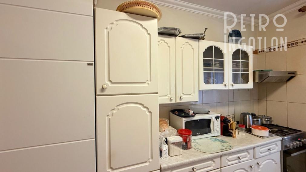 MAĎARSKO - ENCS - 3 IZBOVÝ RODINNÝ DOM S TERASOU, DVOJGARÁŽ, VÝBORNÝ STAV, S PEKNOU UDRŽIAVANOU ZÁHRADOU.