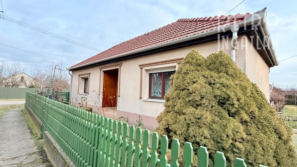 MAĎARSKO - ENCS - 3 IZBOVÝ RODINNÝ DOM S TERASOU, DVOJGARÁŽ, VÝBORNÝ STAV, S PEKNOU UDRŽIAVANOU ZÁHRADOU.