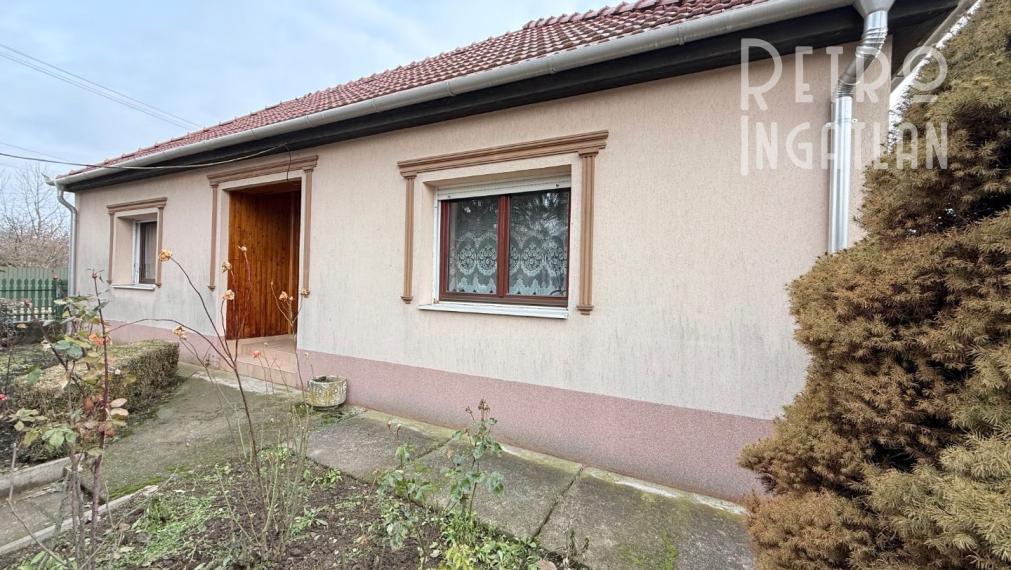 MAĎARSKO - ENCS - 3 IZBOVÝ RODINNÝ DOM S TERASOU, DVOJGARÁŽ, VÝBORNÝ STAV, S PEKNOU UDRŽIAVANOU ZÁHRADOU.