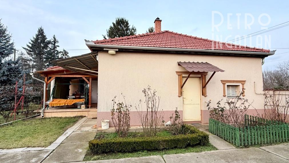 MAĎARSKO - ENCS - 3 IZBOVÝ RODINNÝ DOM S TERASOU, DVOJGARÁŽ, VÝBORNÝ STAV, S PEKNOU UDRŽIAVANOU ZÁHRADOU.