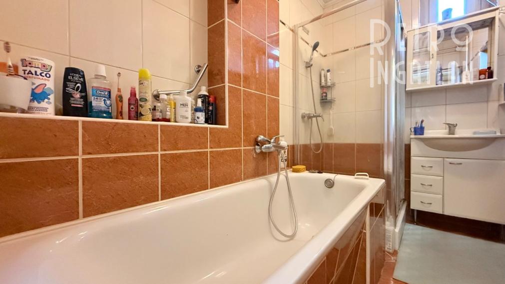 MAĎARSKO - ENCS - 3 IZBOVÝ RODINNÝ DOM S TERASOU, DVOJGARÁŽ, VÝBORNÝ STAV, S PEKNOU UDRŽIAVANOU ZÁHRADOU.