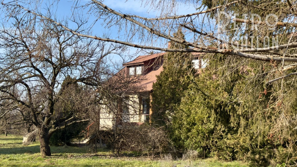 MAĎARSKO - GONC 6 IZBOVÝ POSCHODOVÝ RD S TERASOU, PIVNICOU, GARÁŽ, POZEMOK 1661 M2.