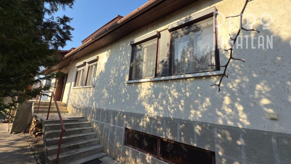 MAĎARSKO - GONC 6 IZBOVÝ POSCHODOVÝ RD S TERASOU, PIVNICOU, GARÁŽ, POZEMOK 1661 M2.