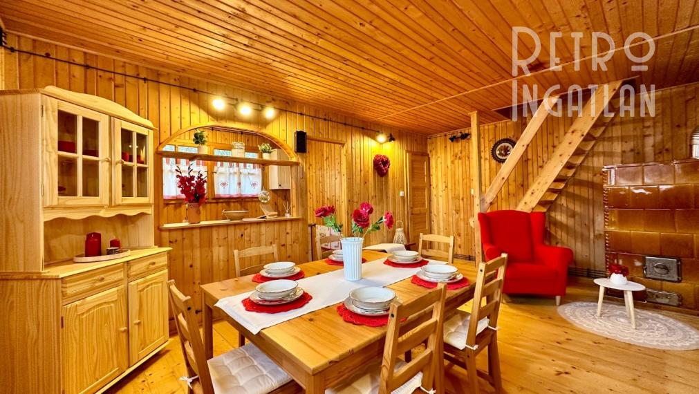 MAĎARSKO - JAZERO RAKACA - 4 IZBOVÁ ZARIADENÁ ZRUBOVÁ POSCHODOVÁ CHATA PRI JAZERE S TERASOU.