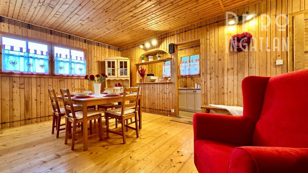 MAĎARSKO - JAZERO RAKACA - 4 IZBOVÁ ZARIADENÁ ZRUBOVÁ POSCHODOVÁ CHATA PRI JAZERE S TERASOU.