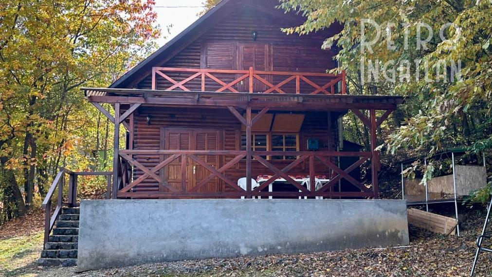 MAĎARSKO - JAZERO RAKACA - 4 IZBOVÁ ZARIADENÁ ZRUBOVÁ POSCHODOVÁ CHATA PRI JAZERE S TERASOU.