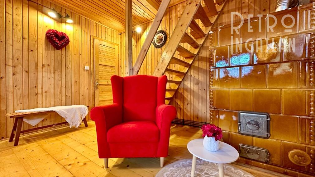 MAĎARSKO - JAZERO RAKACA - 4 IZBOVÁ ZARIADENÁ ZRUBOVÁ POSCHODOVÁ CHATA PRI JAZERE S TERASOU.