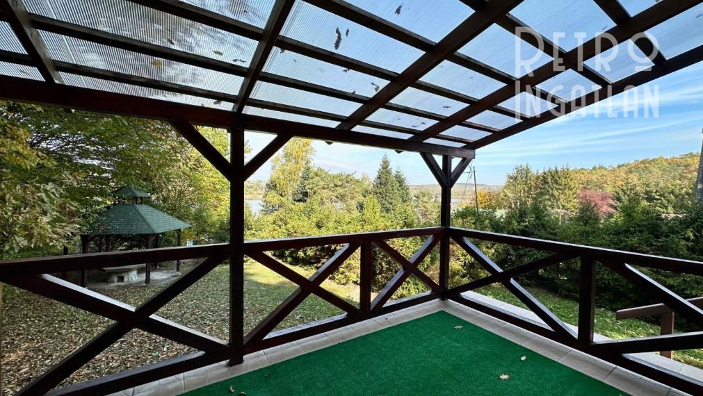 MAĎARSKO - JAZERO RAKACA - 4 IZBOVÁ ZARIADENÁ ZRUBOVÁ POSCHODOVÁ CHATA PRI JAZERE S TERASOU.