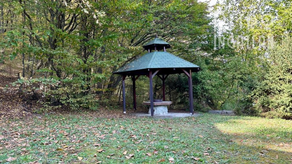 MAĎARSKO - JAZERO RAKACA - 4 IZBOVÁ ZARIADENÁ ZRUBOVÁ POSCHODOVÁ CHATA PRI JAZERE S TERASOU.