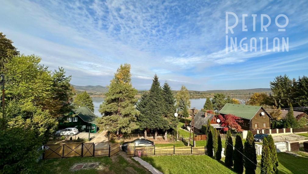 MAĎARSKO - JAZERO RAKACA - 4 IZBOVÁ ZARIADENÁ ZRUBOVÁ POSCHODOVÁ CHATA PRI JAZERE S TERASOU.