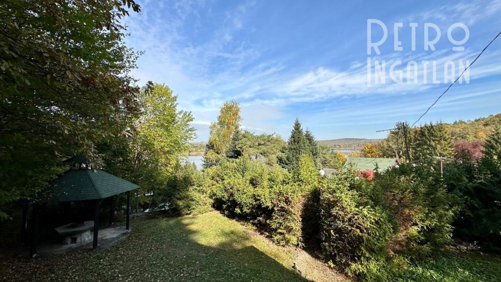 MAĎARSKO - JAZERO RAKACA - 4 IZBOVÁ ZARIADENÁ ZRUBOVÁ POSCHODOVÁ CHATA PRI JAZERE S TERASOU.