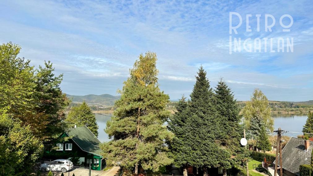 MAĎARSKO - JAZERO RAKACA - 4 IZBOVÁ ZARIADENÁ ZRUBOVÁ POSCHODOVÁ CHATA PRI JAZERE S TERASOU.