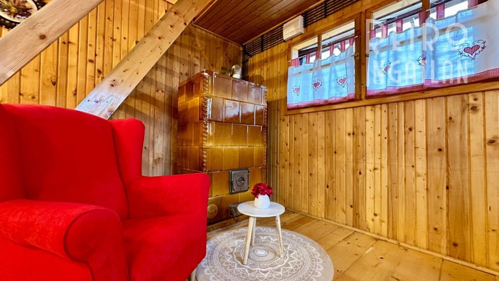 MAĎARSKO - JAZERO RAKACA - 4 IZBOVÁ ZARIADENÁ ZRUBOVÁ POSCHODOVÁ CHATA PRI JAZERE S TERASOU.