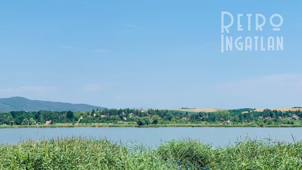 MAĎARSKO - JAZERO RAKACA - 4 IZBOVÁ ZARIADENÁ ZRUBOVÁ POSCHODOVÁ CHATA PRI JAZERE S TERASOU.