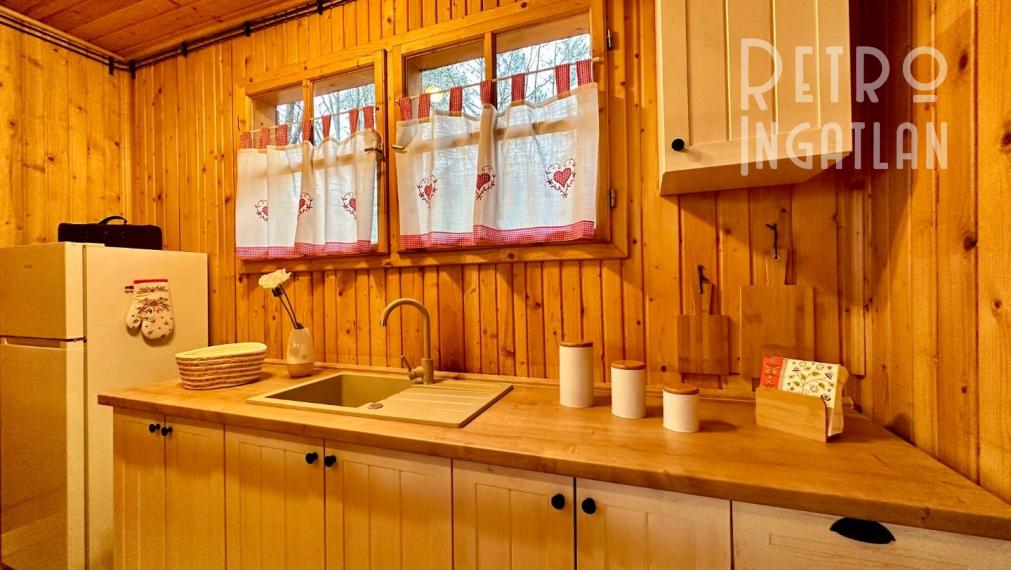 MAĎARSKO - JAZERO RAKACA - 4 IZBOVÁ ZARIADENÁ ZRUBOVÁ POSCHODOVÁ CHATA PRI JAZERE S TERASOU.