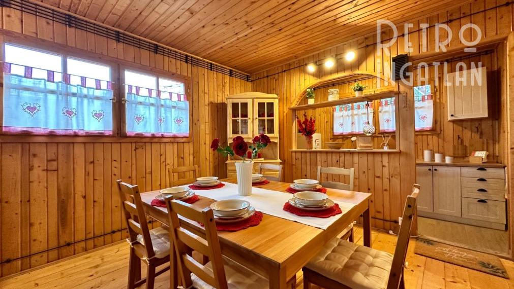 MAĎARSKO - JAZERO RAKACA - 4 IZBOVÁ ZARIADENÁ ZRUBOVÁ POSCHODOVÁ CHATA PRI JAZERE S TERASOU.