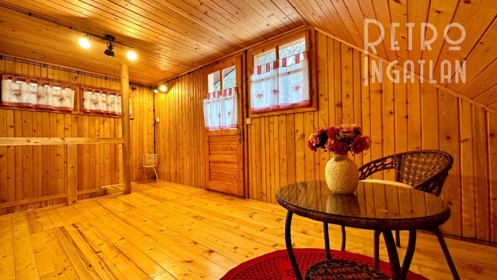 MAĎARSKO - JAZERO RAKACA - 4 IZBOVÁ ZARIADENÁ ZRUBOVÁ POSCHODOVÁ CHATA PRI JAZERE S TERASOU.