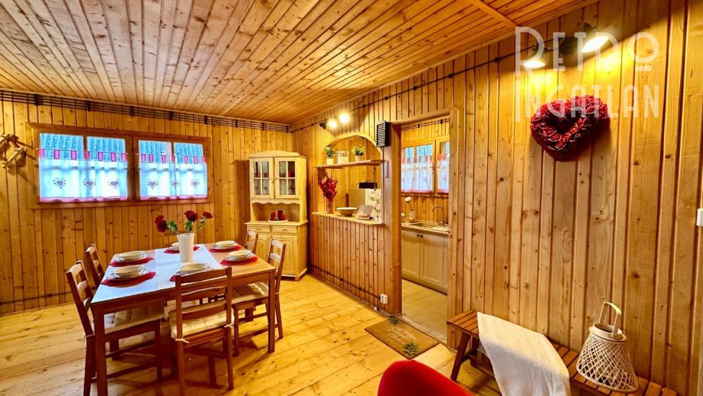 MAĎARSKO - JAZERO RAKACA - 4 IZBOVÁ ZARIADENÁ ZRUBOVÁ POSCHODOVÁ CHATA PRI JAZERE S TERASOU.