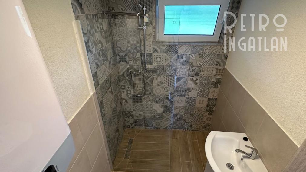 NOVÁ CENA - MAĎARSKO - JAZERO RAKACA - MUROVANÁ CHATA - PRI JAZERE S TERASOU.