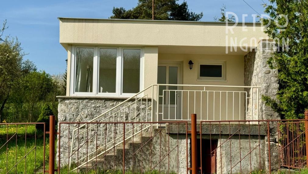 NOVÁ CENA - MAĎARSKO - JAZERO RAKACA - MUROVANÁ CHATA - PRI JAZERE S TERASOU.