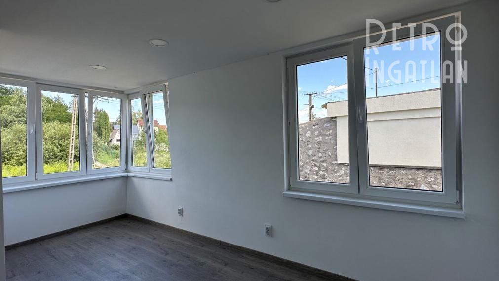 NOVÁ CENA - MAĎARSKO - JAZERO RAKACA - MUROVANÁ CHATA - PRI JAZERE S TERASOU.