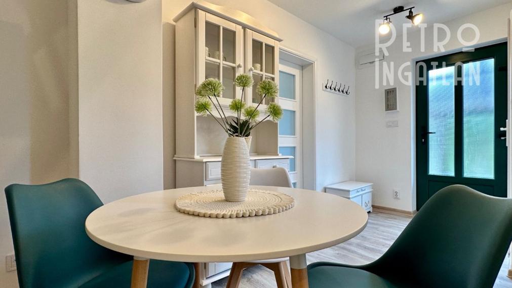 MAĎARSKO - JAZERO RAKACA - KOMPLETNE ZARIADENÁ MUROVANÁ POSCHODOVÁ CHATA PRI JAZERE S TERASOU.