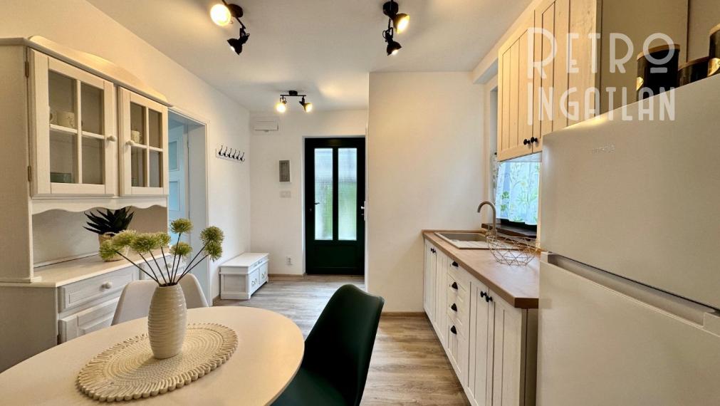 MAĎARSKO - JAZERO RAKACA - KOMPLETNE ZARIADENÁ MUROVANÁ POSCHODOVÁ CHATA PRI JAZERE S TERASOU.