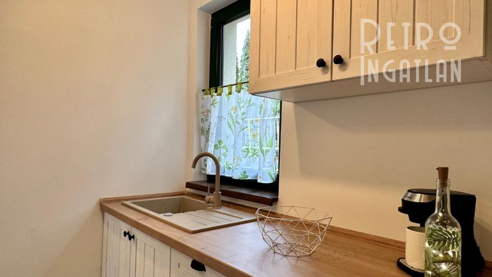 MAĎARSKO - JAZERO RAKACA - KOMPLETNE ZARIADENÁ MUROVANÁ POSCHODOVÁ CHATA PRI JAZERE S TERASOU.