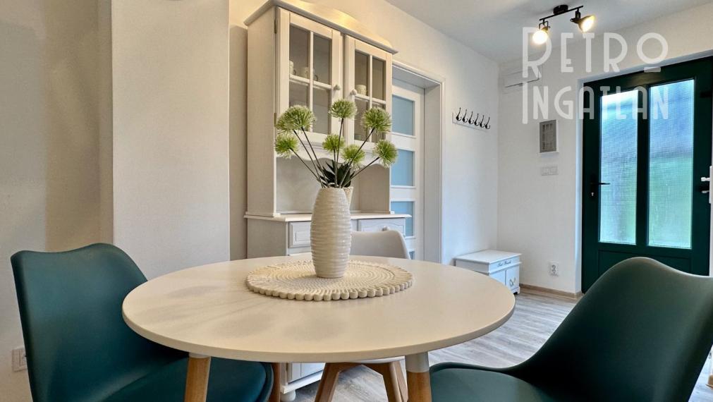 MAĎARSKO - JAZERO RAKACA - KOMPLETNE ZARIADENÁ MUROVANÁ POSCHODOVÁ CHATA PRI JAZERE S TERASOU.