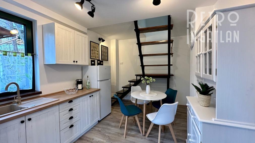 MAĎARSKO - JAZERO RAKACA - KOMPLETNE ZARIADENÁ MUROVANÁ POSCHODOVÁ CHATA PRI JAZERE S TERASOU.