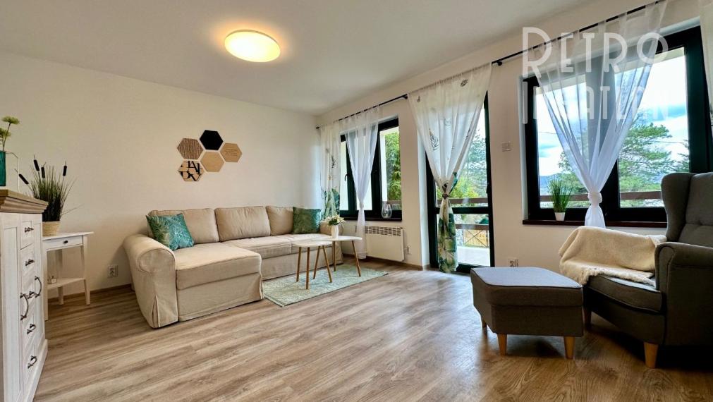 MAĎARSKO - JAZERO RAKACA - KOMPLETNE ZARIADENÁ MUROVANÁ POSCHODOVÁ CHATA PRI JAZERE S TERASOU.