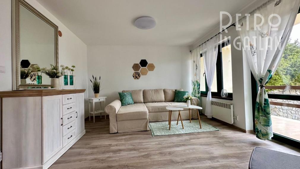 MAĎARSKO - JAZERO RAKACA - KOMPLETNE ZARIADENÁ MUROVANÁ POSCHODOVÁ CHATA PRI JAZERE S TERASOU.