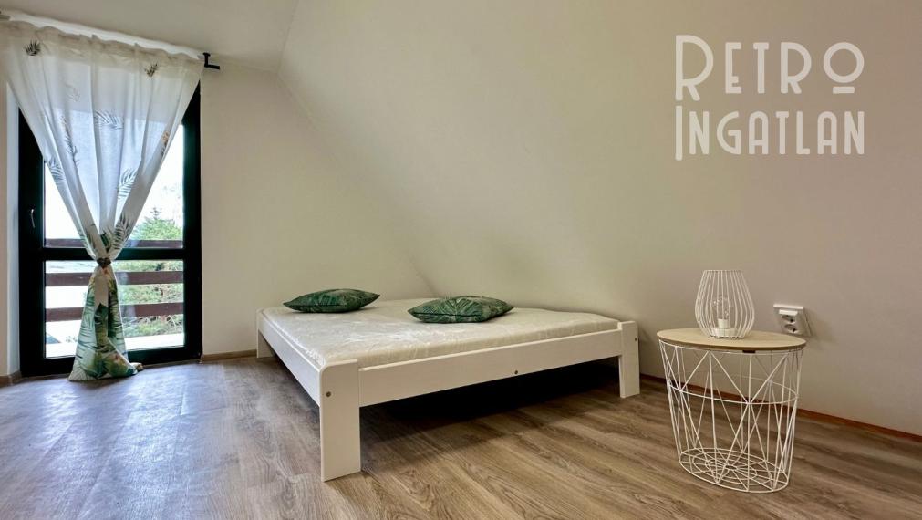 MAĎARSKO - JAZERO RAKACA - KOMPLETNE ZARIADENÁ MUROVANÁ POSCHODOVÁ CHATA PRI JAZERE S TERASOU.