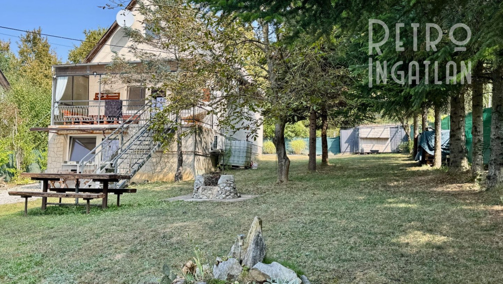 MAĎARSKO - JAZERO RAKACA - POSCHODOVÁ 4 IZBOVÁ CHATA, KUCHYŇA, PRI JAZERE S TERASOU.