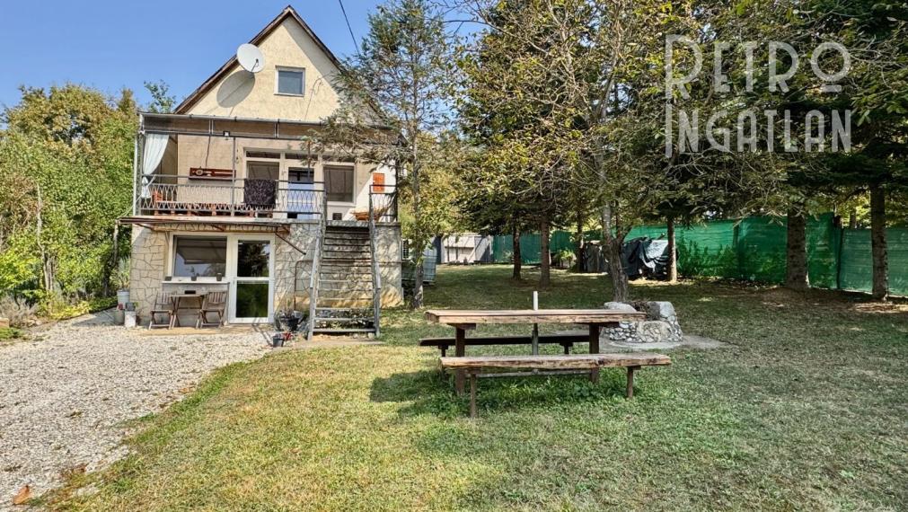 MAĎARSKO - JAZERO RAKACA - POSCHODOVÁ 4 IZBOVÁ CHATA, KUCHYŇA, PRI JAZERE S TERASOU.