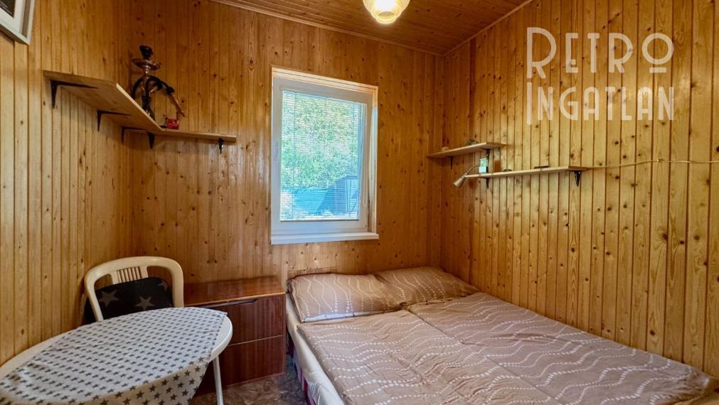 MAĎARSKO - JAZERO RAKACA - POSCHODOVÁ 4 IZBOVÁ CHATA, KUCHYŇA, PRI JAZERE S TERASOU.