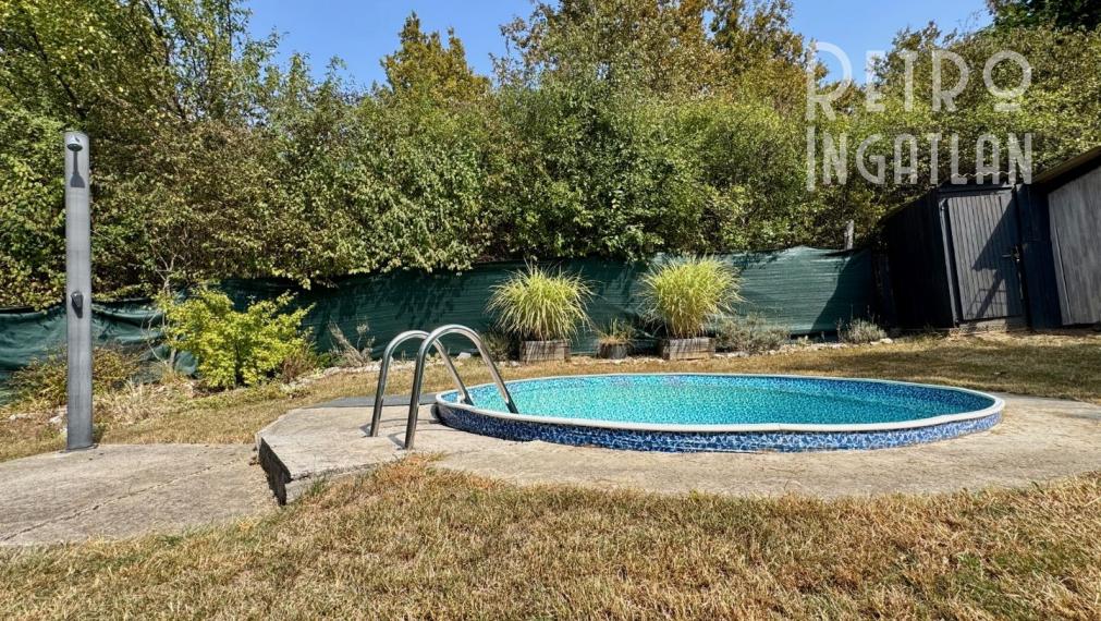 MAĎARSKO - JAZERO RAKACA - POSCHODOVÁ 4 IZBOVÁ CHATA, KUCHYŇA, PRI JAZERE S TERASOU.