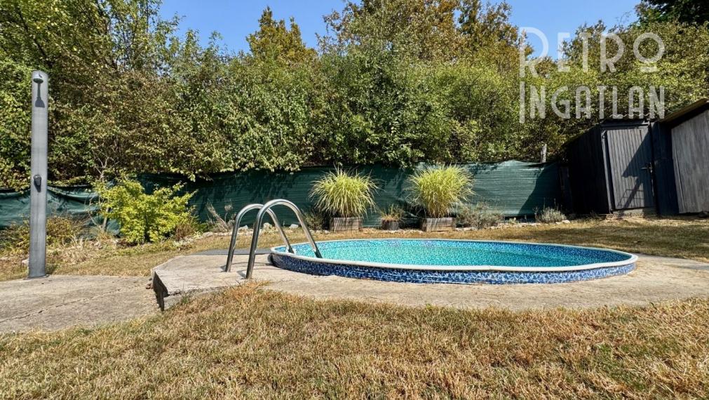 MAĎARSKO - JAZERO RAKACA - POSCHODOVÁ 4 IZBOVÁ CHATA, KUCHYŇA, PRI JAZERE S TERASOU.