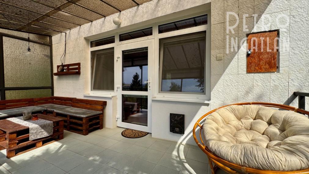 MAĎARSKO - JAZERO RAKACA - POSCHODOVÁ 4 IZBOVÁ CHATA, KUCHYŇA, PRI JAZERE S TERASOU.